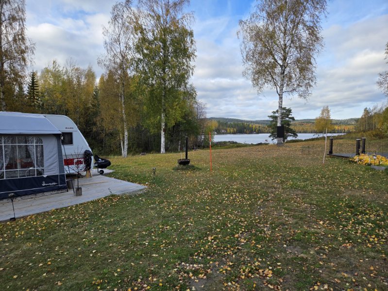 Trönö Camping med husvagn, björkar och sjö i höstlandskap